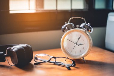 Ofis masaları bitime yakın çekim