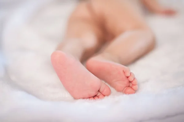 Close Feet Baby White Bed — Stock Photo, Image