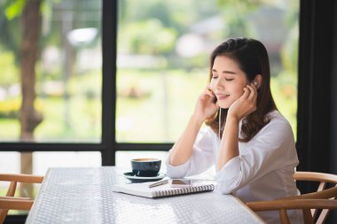 güzel kız kafede müzik dinlemek ve kahve içmek
