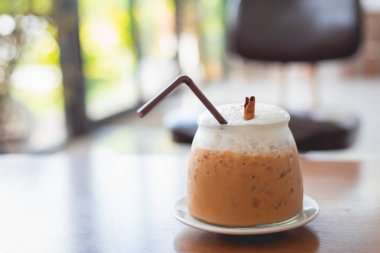 buzlu kahve kafede masada