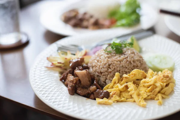 Fuego Arroz Con Cerdo Huevo Fuego Mesa Madera — Foto de Stock