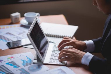 Masa başı işinde çalışan bir iş adamı.