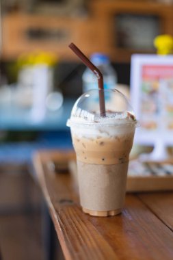 buzlu kahve kafede masada