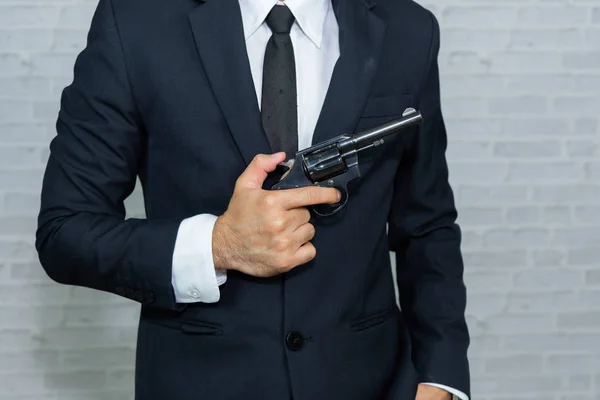 Geschäftsmann Mit Waffe Auf Grauem Hintergrund — Stockfoto