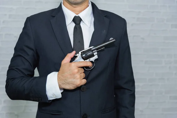 Geschäftsmann Mit Waffe Auf Grauem Hintergrund — Stockfoto