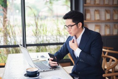 Masa başı işinde çalışan bir iş adamı.