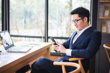 Masa başı işinde çalışan bir iş adamı.