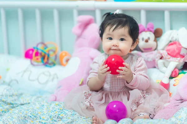 Portrait de bébé mignon jouant avec la balle — Photo