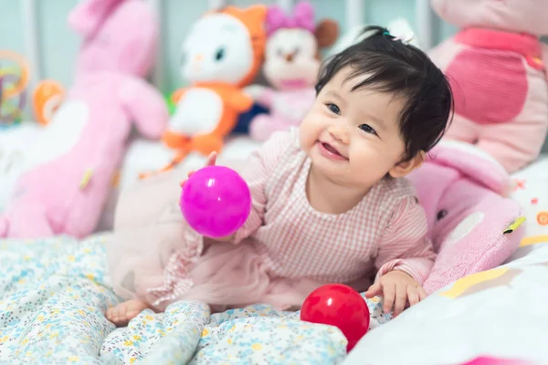 Portrait de bébé mignon jouant avec la balle — Photo