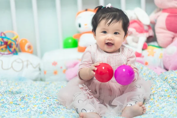 Portrait de bébé mignon jouant avec la balle — Photo