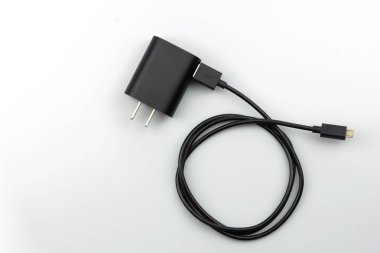 gri arka planda mobil pil şarj cihazı