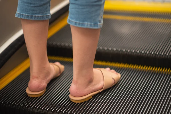 yürüyen merdiven üzerinde duran ayak kız yakın