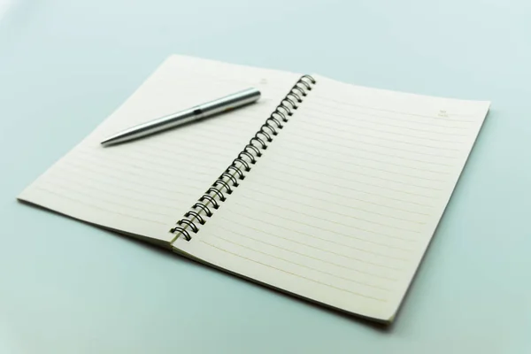 Anotar livro e caneta isolado em fundo cinza — Fotografia de Stock