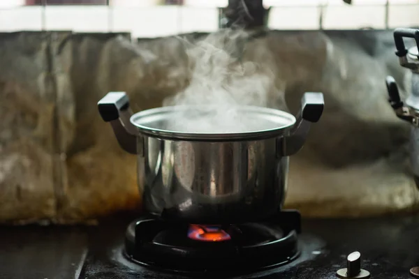 Vapor sobre la olla en la cocina —  Fotos de Stock