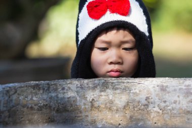 bahçede sevimli çocuk portresi