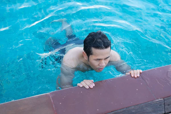 Sportler schwimmt im Pool des Resorts — Stockfoto
