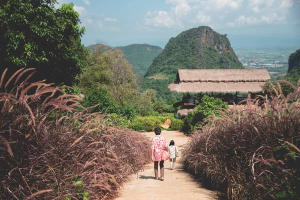 Resenär promenader till caféet bergsutsikt på Chiang rai. Thailand — Stockfoto