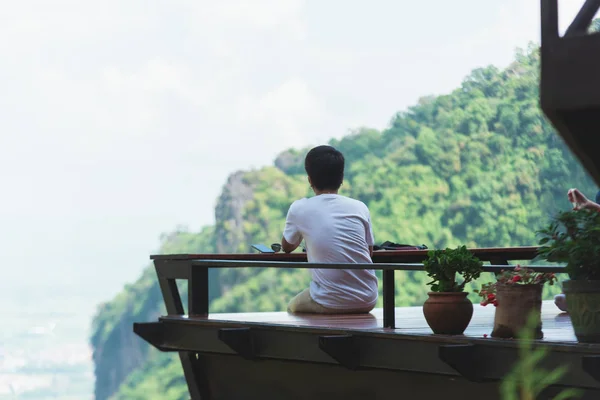 Een man op het terras in het café. Chiang rai Thailand — Stockfoto