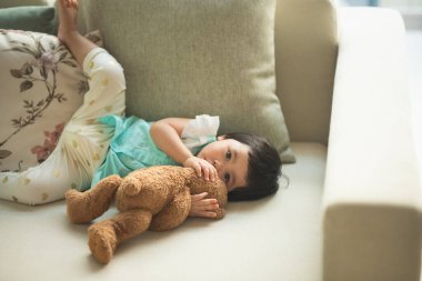 Sevimli bebek oyuncak ayı tuvaletteki kanepede rahatla.