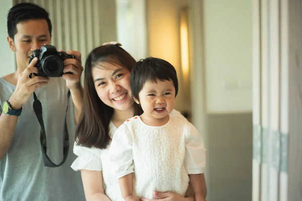 Linda Familia Tomando Una Foto Dormitorio Concepto Familia — Foto de Stock