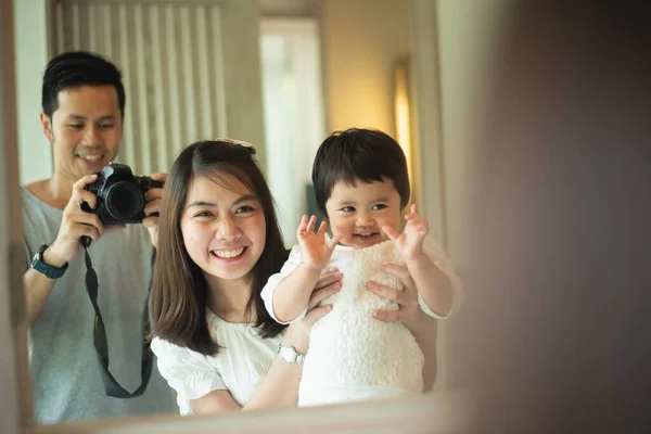 Linda Familia Tomando Una Foto Dormitorio Concepto Familia — Foto de Stock