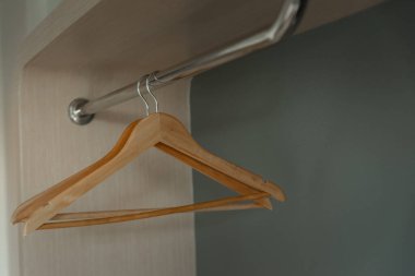 Otelin yatak odasındaki askıları kapatın.