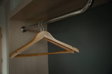 Otelin yatak odasındaki askıları kapatın.