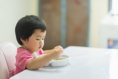 Bebek masada yemek yiyor, bebek konsepti.