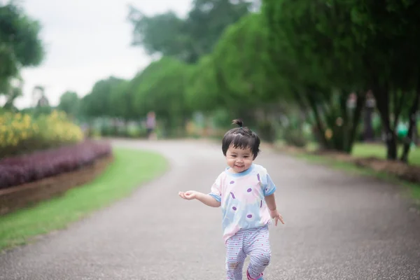 Χαριτωμένο Μωρό Τρέχει Στον Κήπο — Φωτογραφία Αρχείου