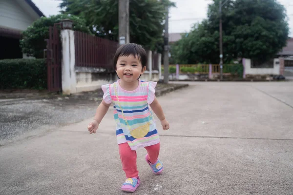Πορτρέτο Του Χαριτωμένο Μωρό Τρέχει Στο Δρόμο — Φωτογραφία Αρχείου
