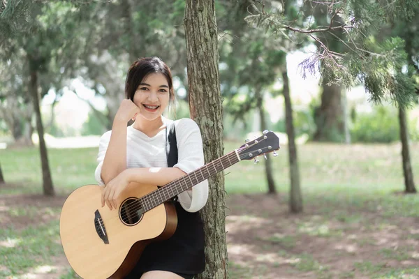 Retrato Bonito Menina Tocando Guitarra Jardim — Fotografia de Stock