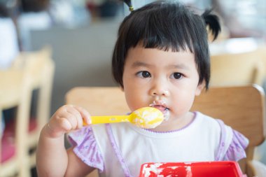 Lokantada dondurma yiyen tatlı bebek.