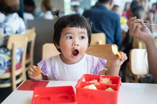 Lindo Bebé Comiendo Helado Restaurante — Foto de Stock