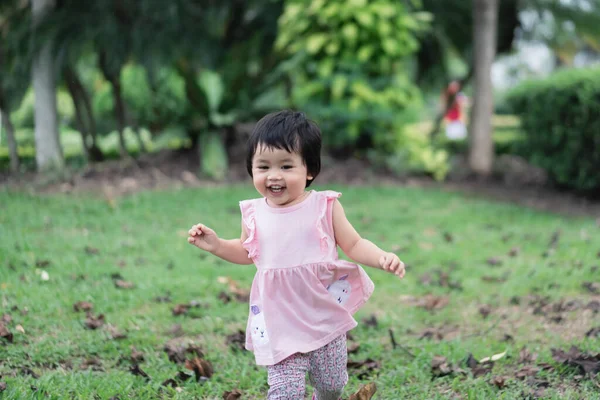 Мила Дитина Посміхається Бігає Парку — стокове фото
