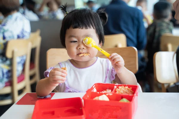 Niedliches Baby Isst Eis Restaurant — Stockfoto