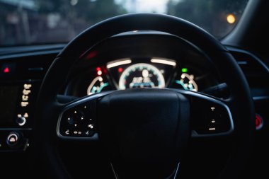 Arabanın içi, geceleri direksiyon.