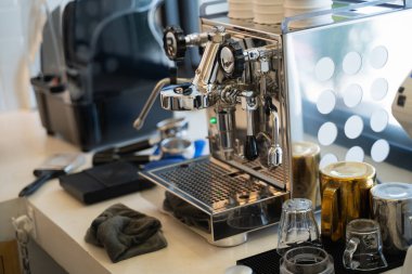 Masadaki kahve makinesini kapat.