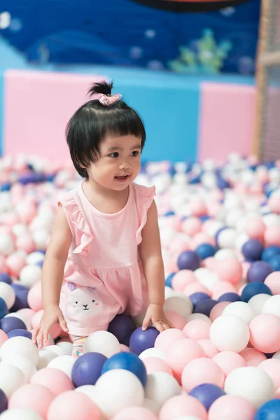 Mignon Asiatique Bébé Jouer Beaucoup Boules Amusant Ville Dans Grand — Photo