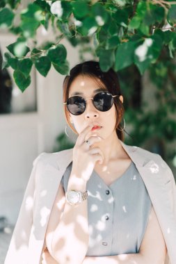 Kafede çalışan güzel kadınların portresi.