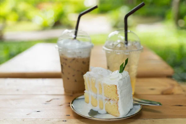 Close Bolo Coco Café Gelado Chá Gelo Mesa — Fotografia de Stock