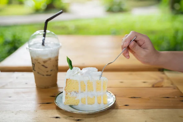 Menutup Tangan Memotong Kue Kelapa Meja Kayu — Stok Foto