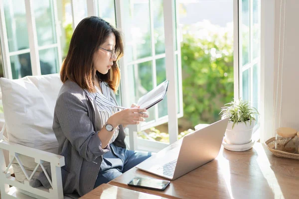 Les Femmes Travail Lisant Carnet Travaillant Dans Café — Photo