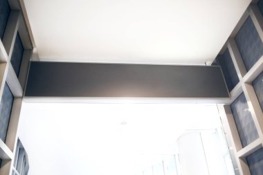 Büyük tabela, boşluk ile bilgi veya promosyon reklam billboard merdivenlerden yakınındaki için siyah ekran yukarı alay