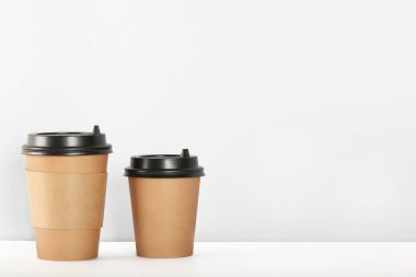 Kahve bardakları yakınındaki hafif duvar arka plan beyaz bir masada Craft kağıt