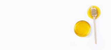 Bal ve bir kavanoz ışık gri arka plan üzerinde izole bal bal ayı