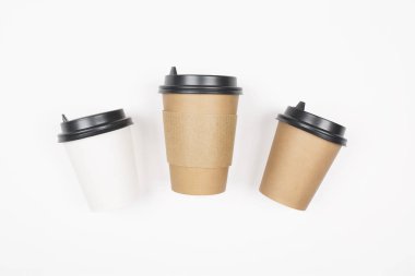 Zanaat kahve bardağı beyaz bir arka plan üzerinde kağıt