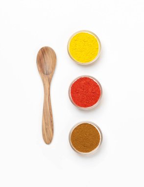 Beyaz arka planda kaplamalar ve otlar. Düz yatıyordu. Üst görünüm.