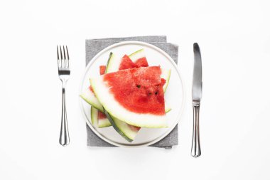 Karpuz bir plaka ile hafif bir arka plan üzerinde mutfak aletleri