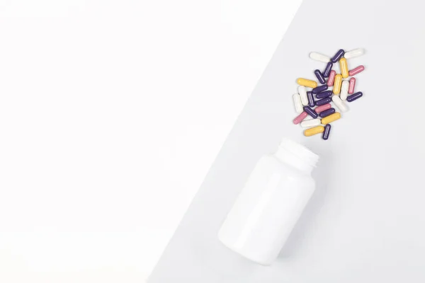 白い背景に単離された多くのカラフルな錠剤 — ストック写真