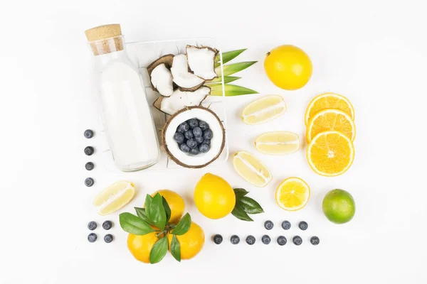 Лайм Черника Кокосовое Молоко Кокос Лимон Апельсин Листьями Выделенными Белом — стоковое фото